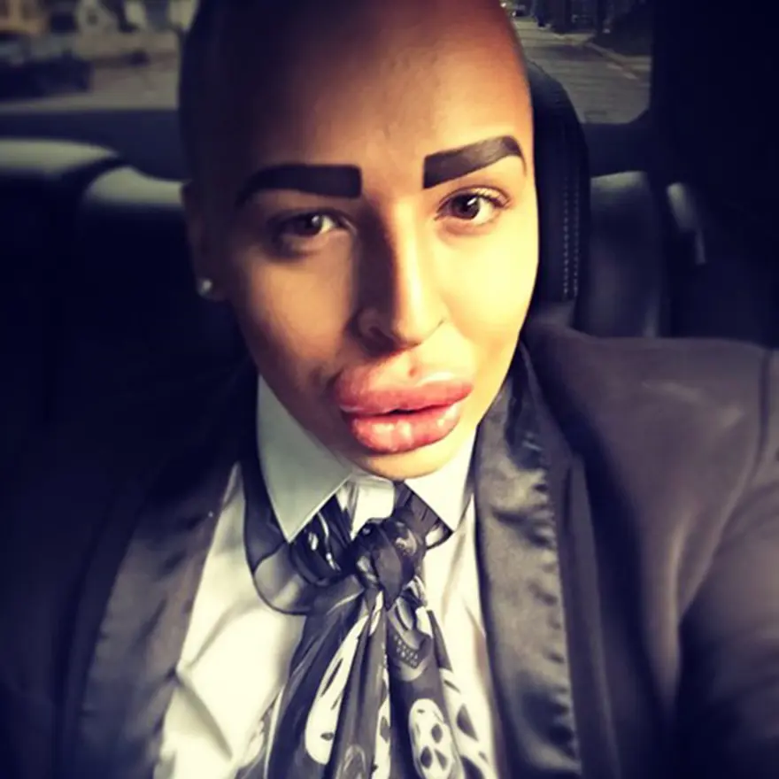 Kim Kardashian'a benzemek için servet harcadı 2