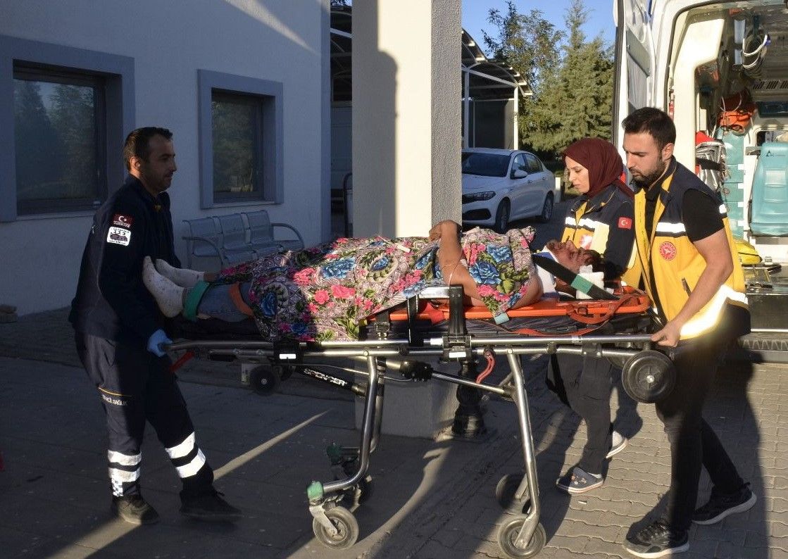 Adıyaman'da motosiklet şarampole yuvarlandı: 2 yaralı