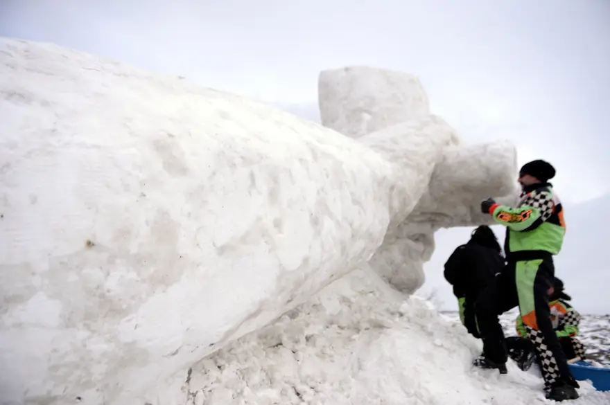Çıldır'daki buz festivali için kardan devasa Atatürk heykeli yapılıyor 5