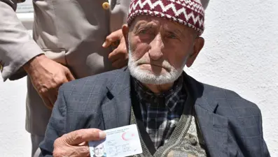 100 yaşındaki Mehmet dedenin uzun ömür sırrı: Her gün yediği 2 besin varmış