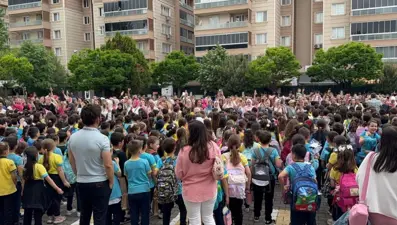 Öğrencilerden annelerini ağlatan sürpriz