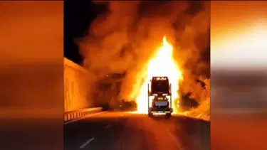 Otomobil yüklü tırda yangın çıktı: 8 araç yandı