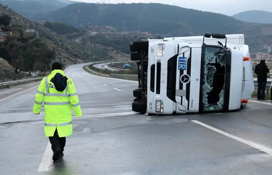 Fırtına nedeniyle 2 TIR devrildi 2