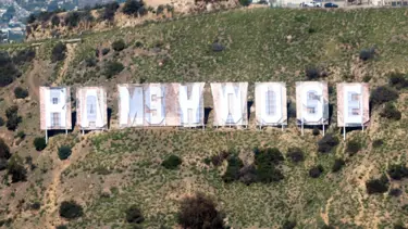 Super Bowl galibi için meşhur 'Hollywood' tabelasını değiştirdiler