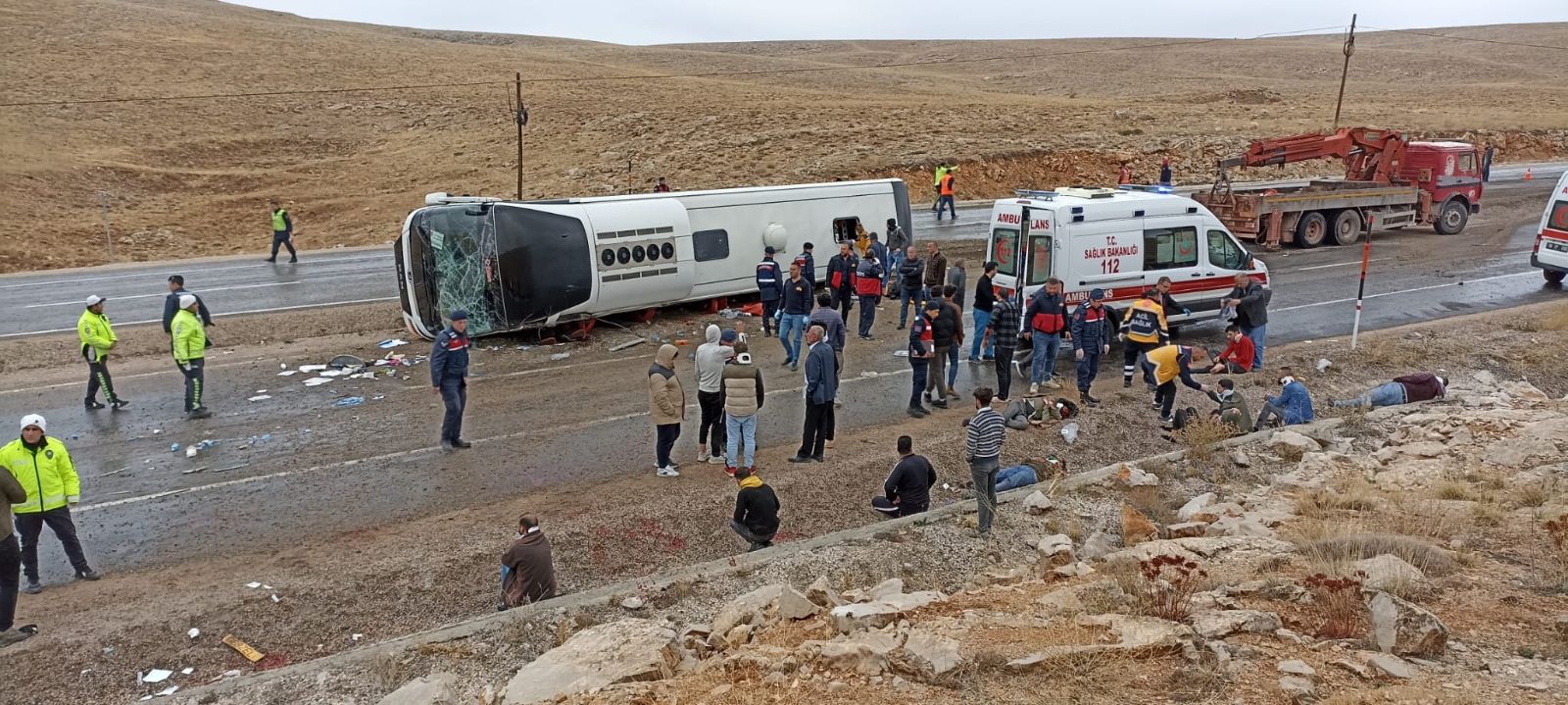 Sivas'ta göçmen otobüsü devrildi: 2 ölü 20 yaralı