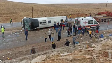 Sivas'ta göçmen otobüsü devrildi: 2 ölü 20 yaralı
