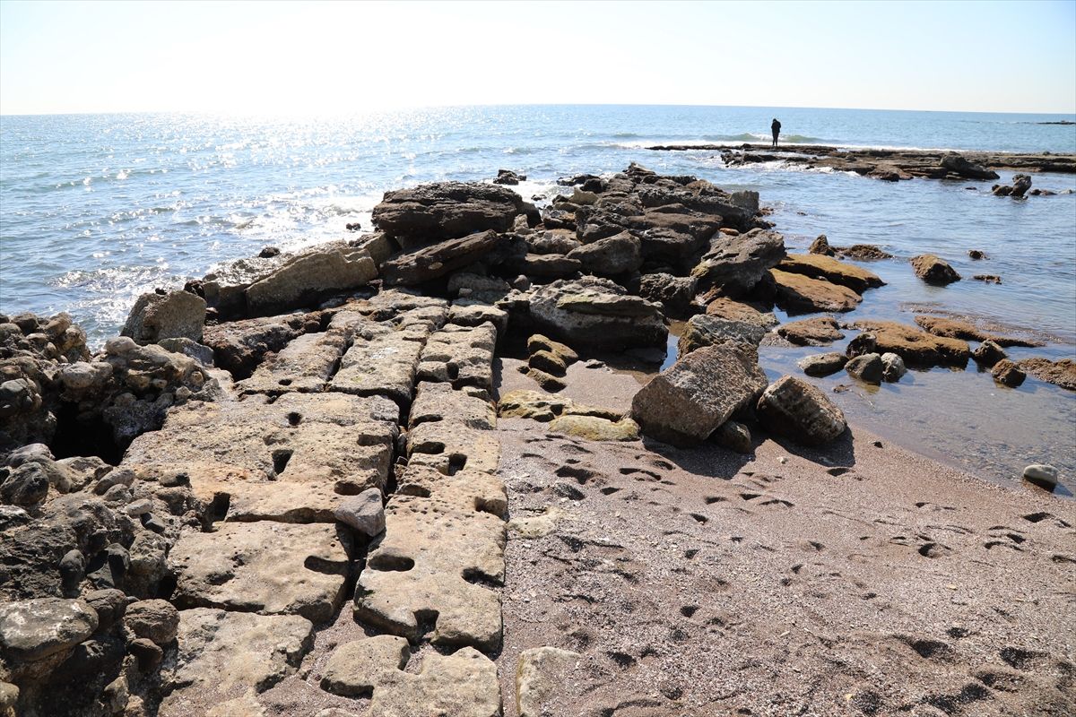 Mersin'de deniz çekildi, antik liman ortaya çıktı
