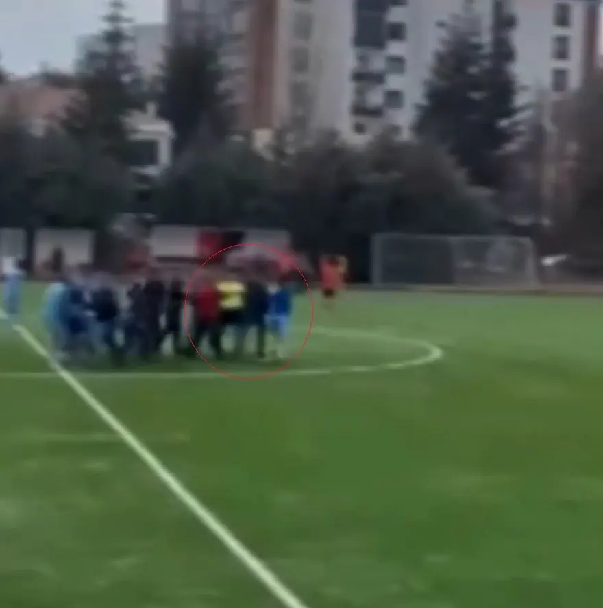 Uzatma dakikalarında gol geldi, futbolcular hakemlere saldırdı: Tekme ve yumruklar havada uçuştu 4 Uzatma dakikalarında gol geldi, futbolcular hakemlere saldırdı: Tekme ve yumruklar havada uçuştu 4