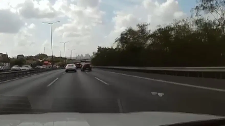 TEM’de yolu paylaşamayan sürücü camdan sopa gösterdi 3 TEM’de yolu paylaşamayan sürücü camdan sopa gösterdi 3