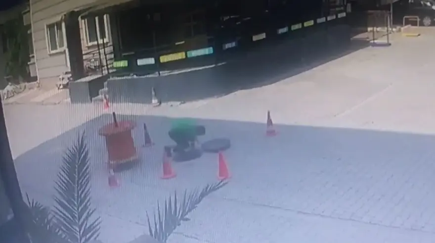 Görme engelli hamile kadın rögara düştü 1 Görme engelli hamile kadın rögara düştü 1