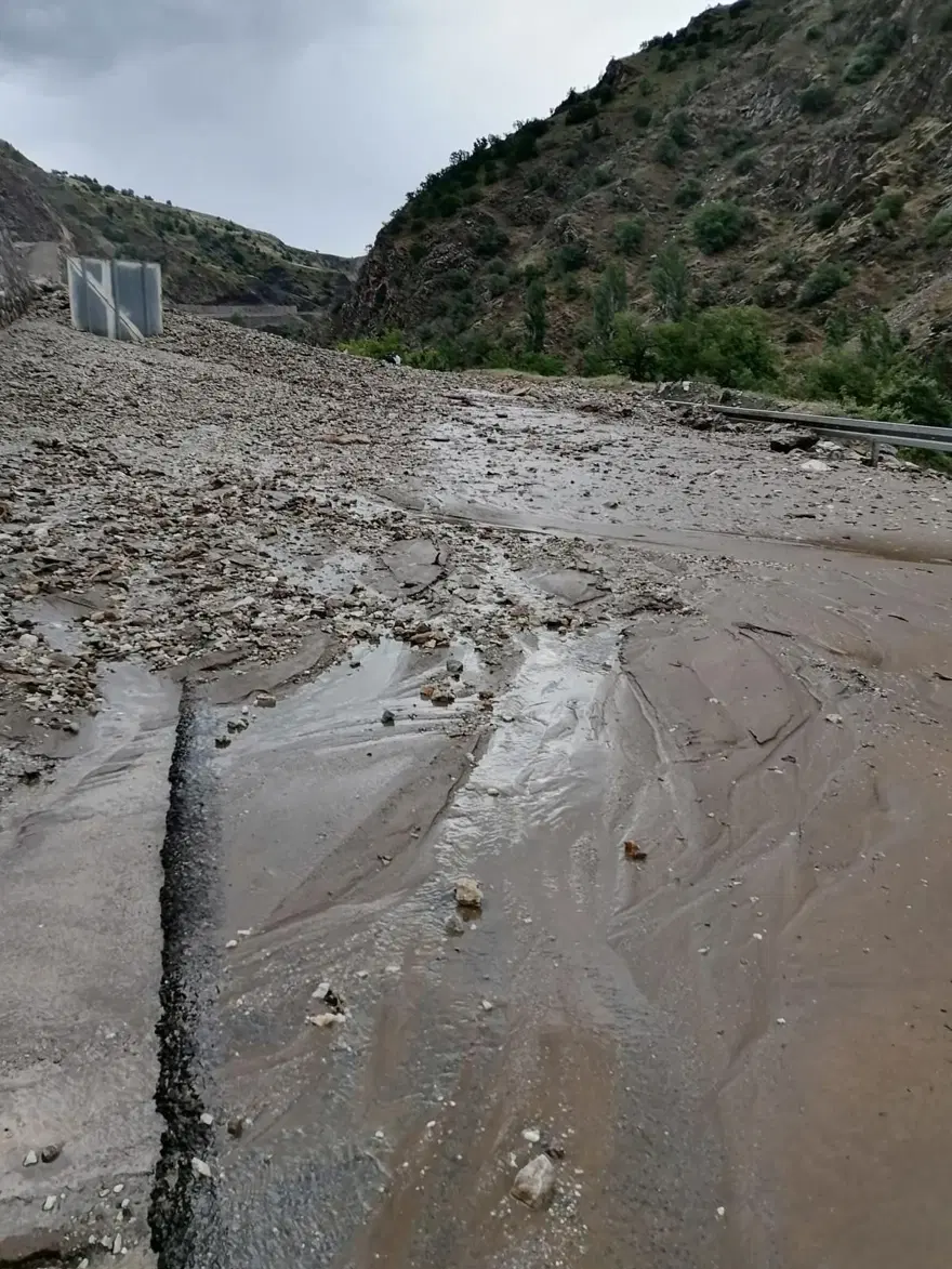 Pervari-Hizan kara yolunda heyelan: Yol ulaşıma kapandı 6