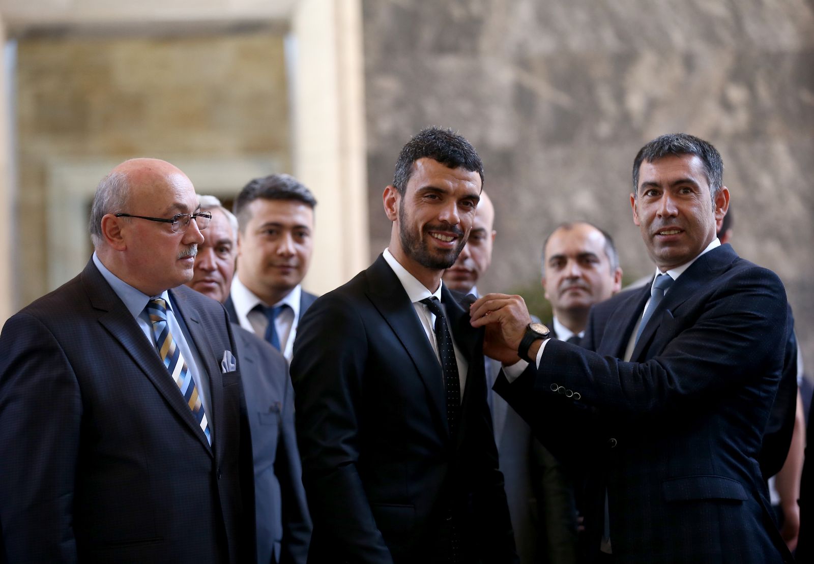 Alpay Özalan ve Kenan Sofuoğlu milletvekili rozetini taktı (Meclis'te kayıt işlemleri sürüyor)