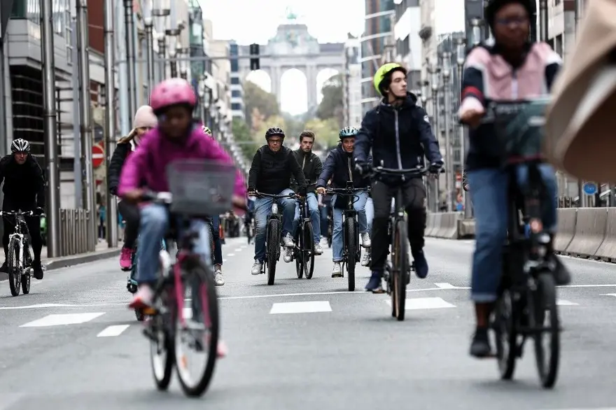 Brüksel sakinleri "arabasız" yolların keyfini yaşadı 