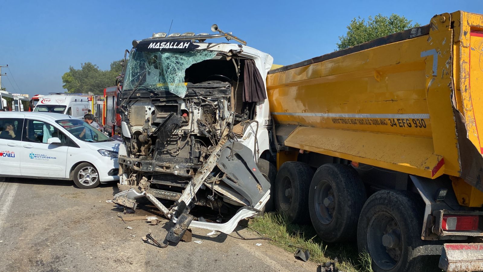 Kocaeli'nde feci kaza: İşçi servisi ile TIR kafa kafaya çarpıştı