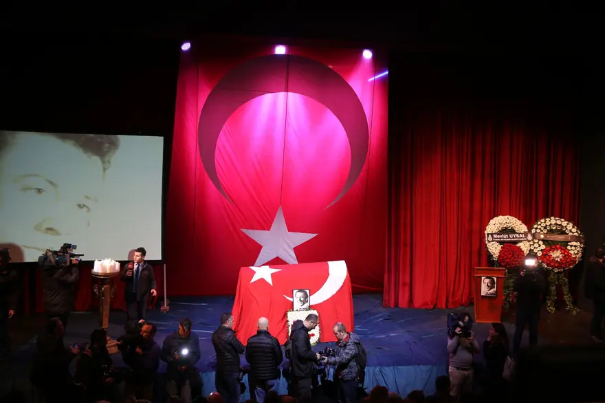 Münir Özkul son yolculuğuna uğurlandı 1 Münir Özkul son yolculuğuna uğurlandı 1