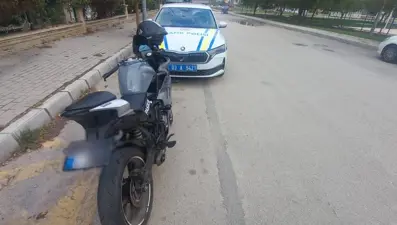 Motosikletinin plakasını bantla değiştiren sürücü polise yakalandı