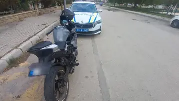 Motosikletinin plakasını bantla değiştiren sürücü polise yakalandı