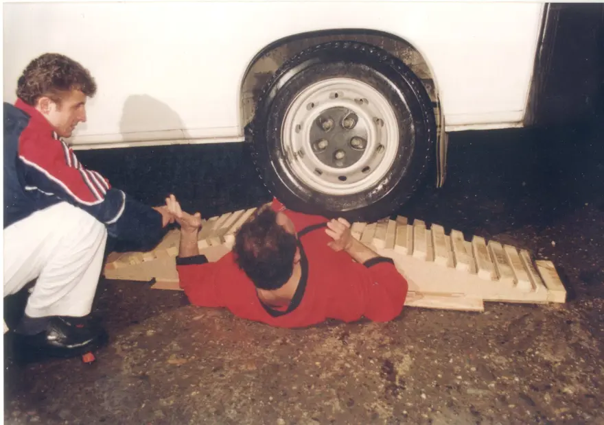 Güç gösterileri ustası karateci, kanserden kolunu kaybetti 1 Güç gösterileri ustası karateci, kanserden kolunu kaybetti 1