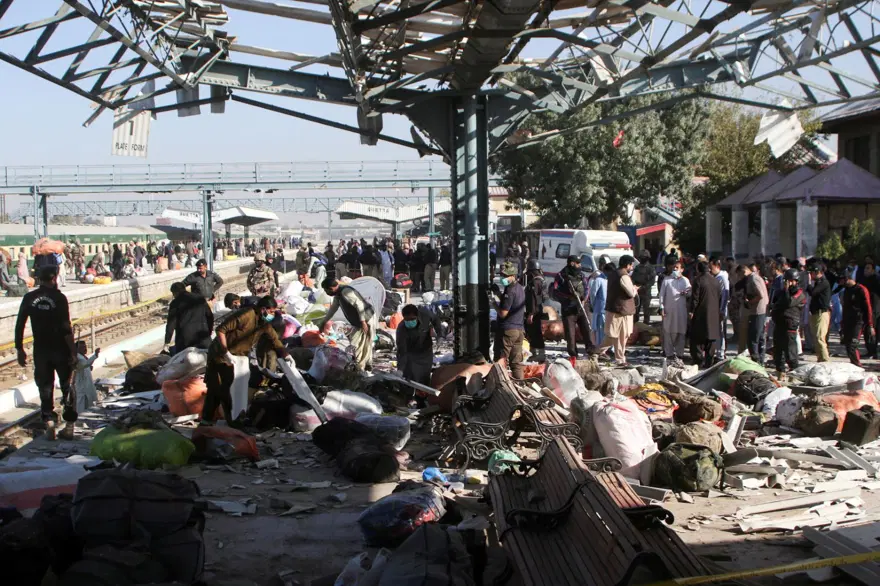 Pakistan'da tren istasyonunda korkunç patlama: En az 26 kişi öldü, durak can pazarına döndü 