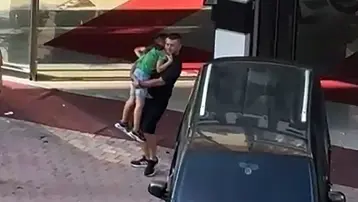 Oto galeriye silahlı saldırı: Sokakta oynayan 8 yaşındaki çocuk vuruldu