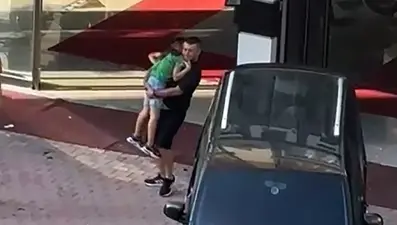 Oto galeriye silahlı saldırı: Sokakta oynayan 8 yaşındaki çocuk vuruldu