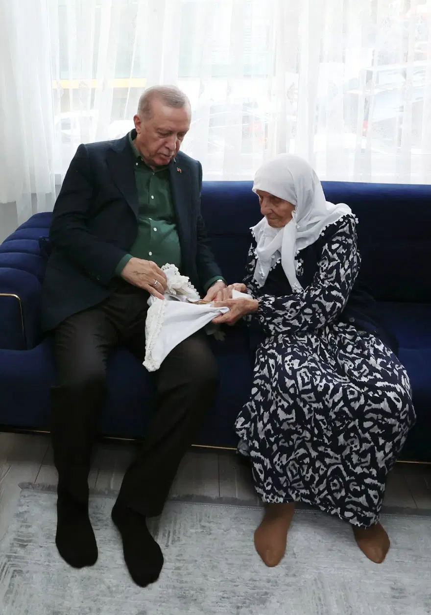 Cumhurbaşkanı Erdoğan'dan, 15 Temmuz'da üç yakını şehit olan Muzaffer nineye ziyaret 4