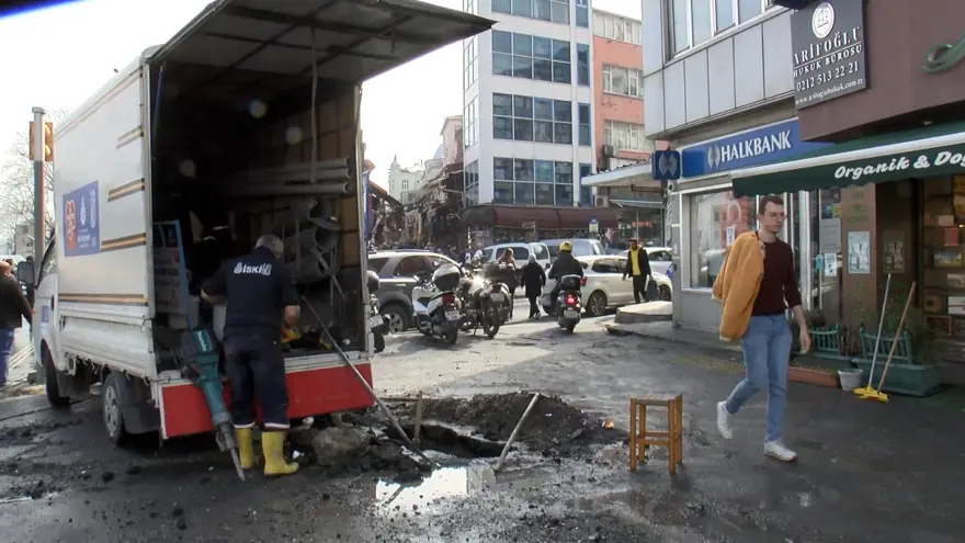 Eminönü'nde su borusu patladı 2