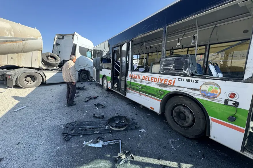 Halk otobüsü ile TIR çarpıştı: 6 yaralı 