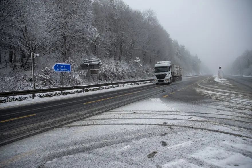 Bolu Dağı geçişinde kar yağışı 2