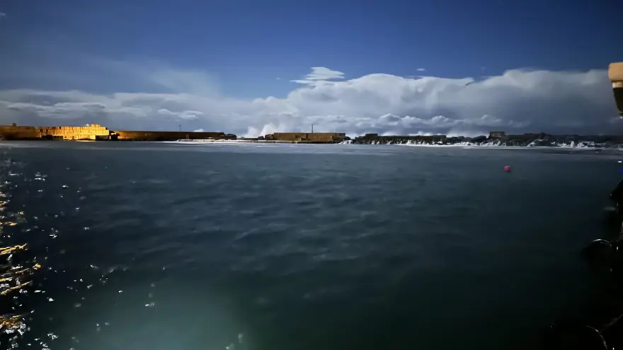 Karadeniz'de fırtına dev dalgalar oluşturdu 
