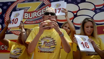 10 dakikada 27 hamburger yedi