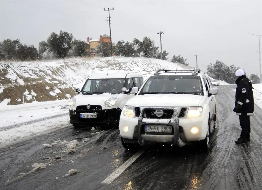 İstanbul'da kar yüzünü gösterdi 