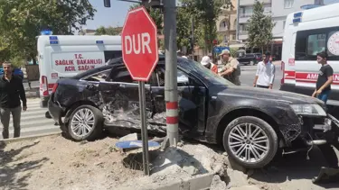 Pikap ile otomobil çarpıştı: 4 yaralı