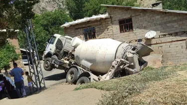 Beton mikseri yan yattı