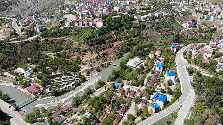 Tunceli'de teröristlerin kullandığı 10 sığınak imha edildi
