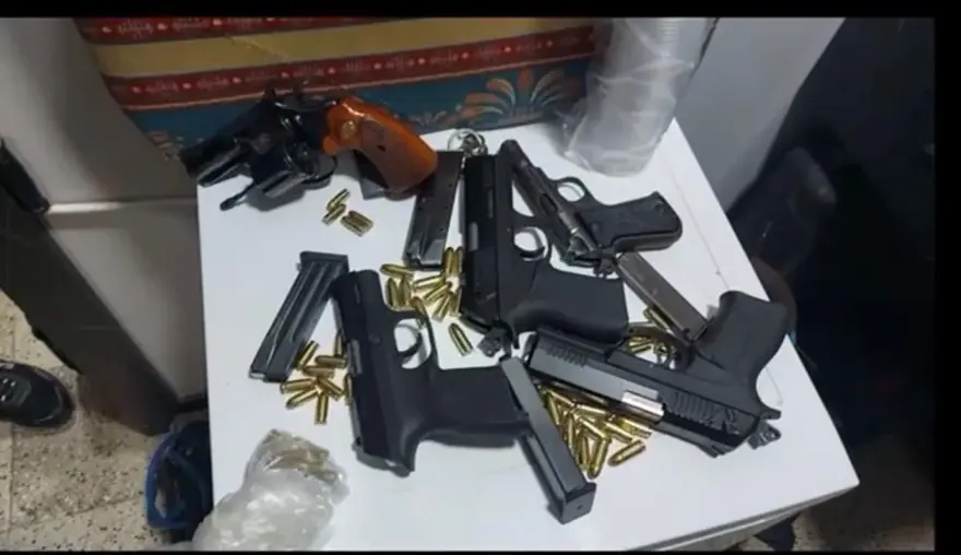 ÇOK SAYIDA SİLAH ELE GEÇİRİLDİ 2