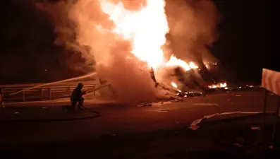 Devrilip alev alan TIR'ın şoförü yanarak can verdi