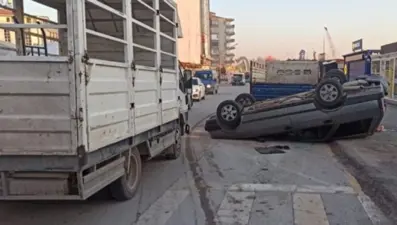 Kamyonete çarparak ters dönen aracını bırakıp kaçtı