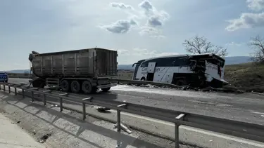 Bilecik'te TIR yolcu otobüsüne çarptı: Yaralılar var