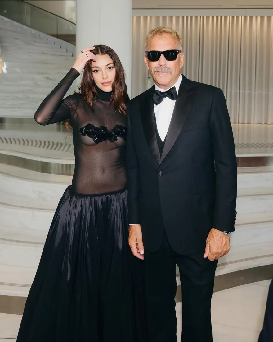 Cannes'a giden ünlüleri eleştirmişti: Dilan Çiçek Deniz'den Esra Dermancıoğlu'na cevap 5 Cannes'a giden ünlüleri eleştirmişti: Dilan Çiçek Deniz'den Esra Dermancıoğlu'na cevap 5