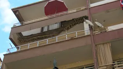 Güngören'de korku dolu anlar: Beş katlı binanın balkonu çöktü
