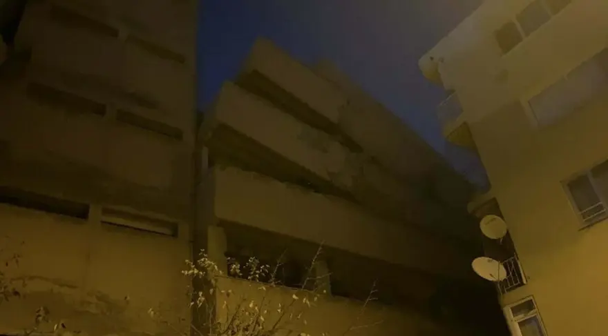 İzmir'de okul binası, yıkımı sırasında yan yattı 3