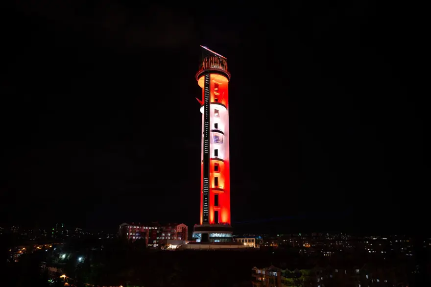 Birinci Meclis Binası ve Atatürk Cumhuriyet Kulesi Türk bayrağı renklerine büründü 10