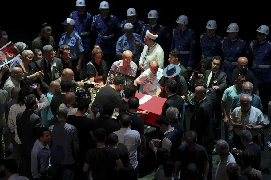 Cüneyt Arkın'ı binlerce kişi gözyaşlarıyla uğurladı 40 Cüneyt Arkın'ı binlerce kişi gözyaşlarıyla uğurladı 40