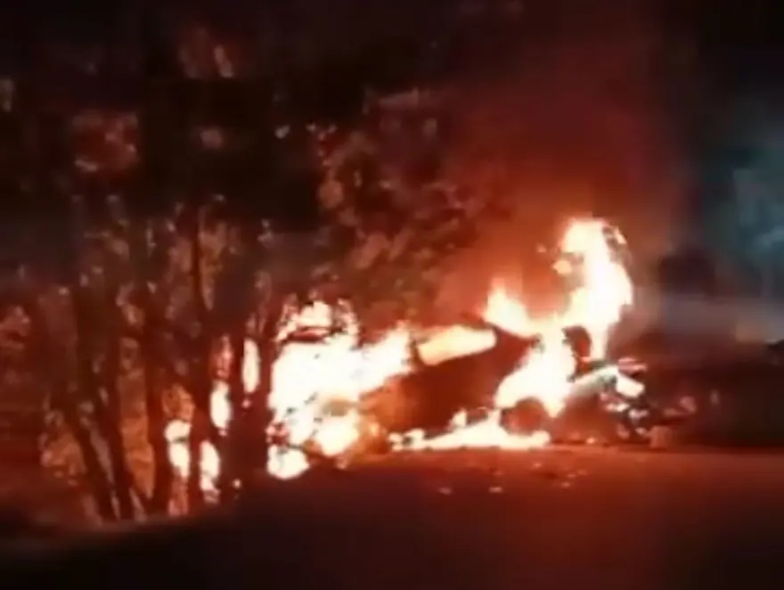 Bursa'da ciple kafa kafaya çarpışan otomobil alev aldı 1