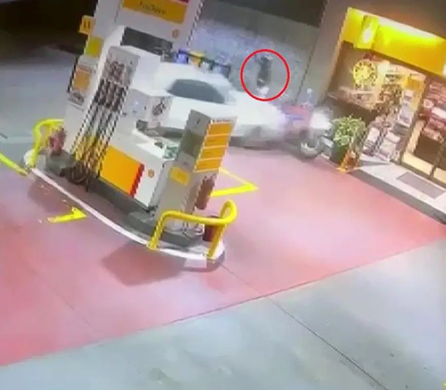 Akaryakıt istasyonunda dehşet anları: Ezmeye çalıştı,bıçakla kovaladı, motosikletli kaskını çıkarınca kurtuldu! 1