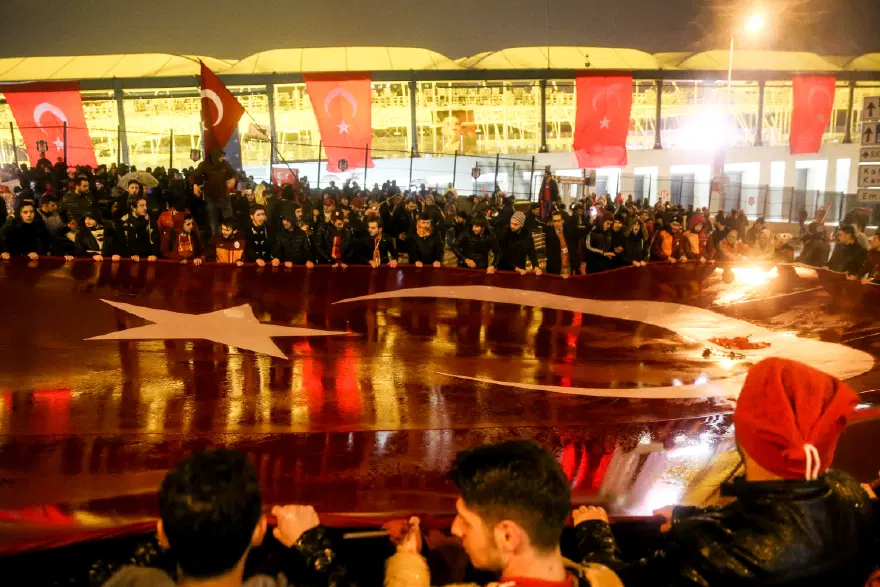Taraftarlar Beşiktaş'taki saldırıları protesto etmek için yürüdü 4