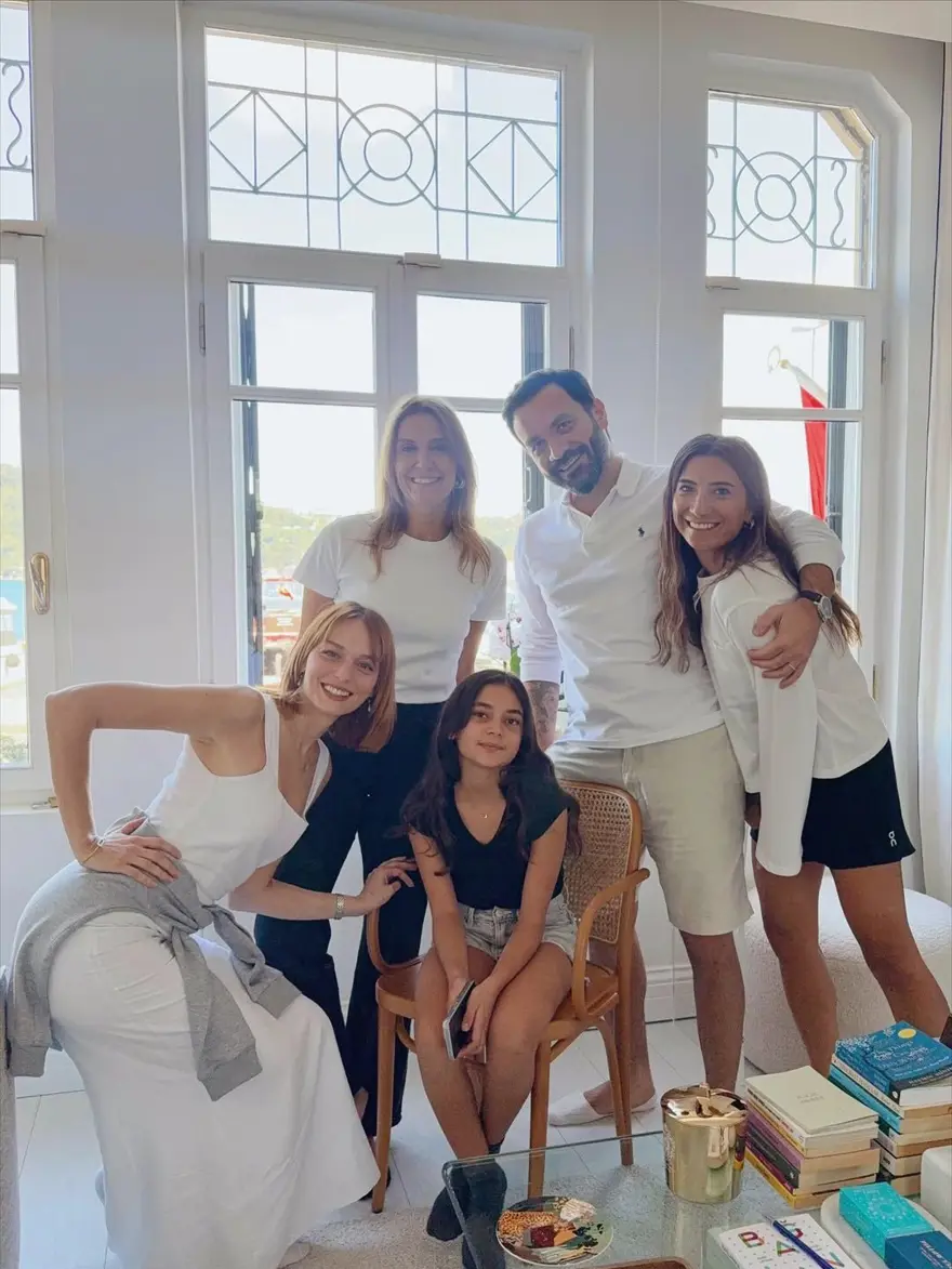 Annesinin vefatıyla sarsılan Nilperi Şahinkaya'dan aile pozları 5 Annesinin vefatıyla sarsılan Nilperi Şahinkaya'dan aile pozları 5