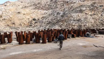 Esad'ın katliam tesisi görüntülendi! Halka yasaklanan Kasyun Dağında varil bombaları üretti