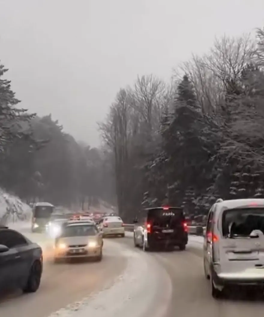 Uludağ'da sezon başladı: Tatilciler akın etti 2 Uludağ'da sezon başladı: Tatilciler akın etti 2